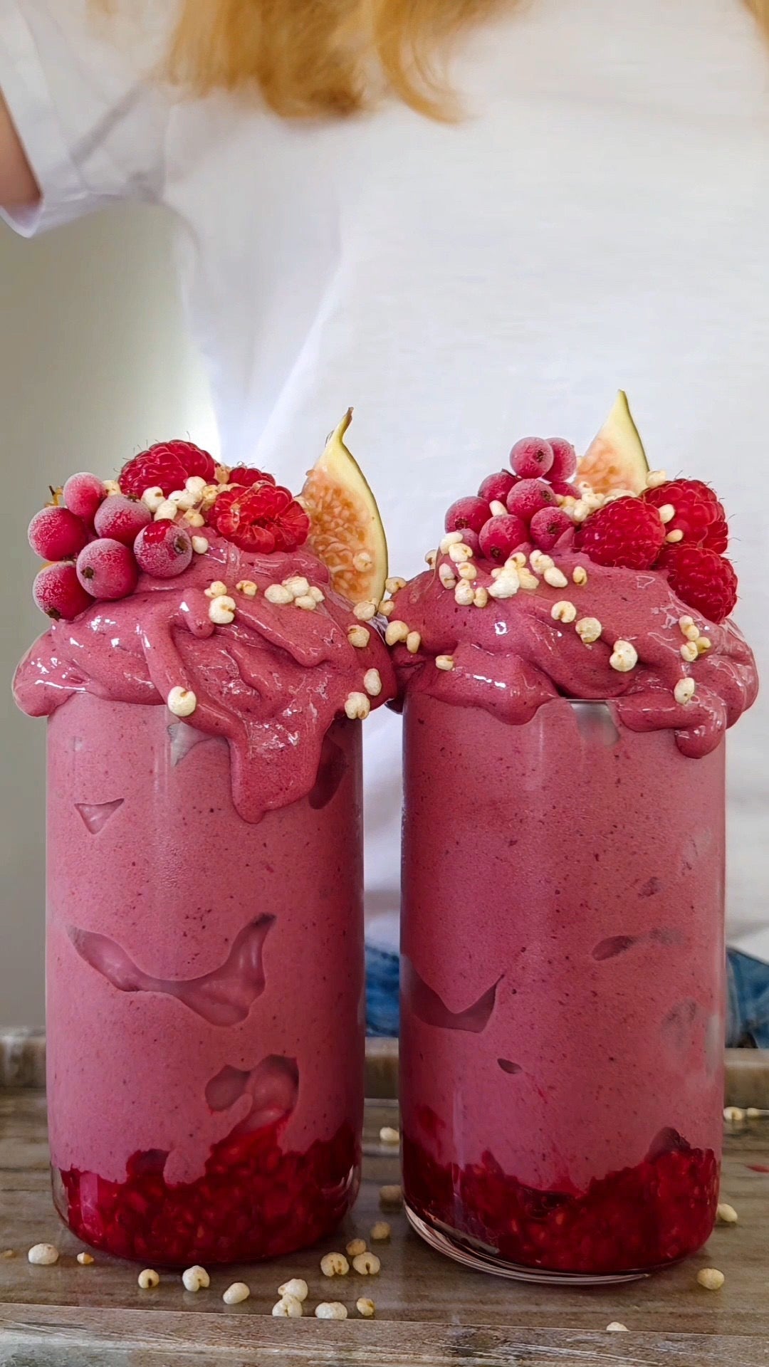 POW Red Velvet-nicecream – kaseinprotein choklad, bär och mango i glas.