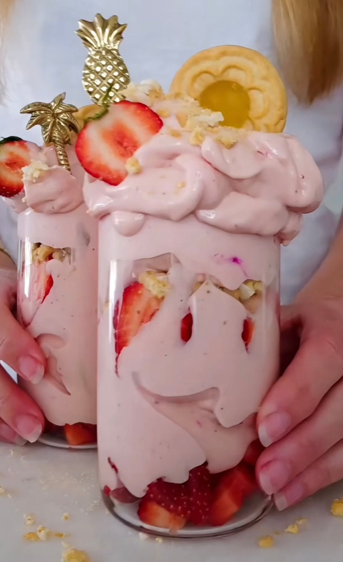 Rosa tropisk smoothie med mango, jordgubbar, banan och POW Clear Whey Citron, toppad med färska jordgubbar och lemonadkex