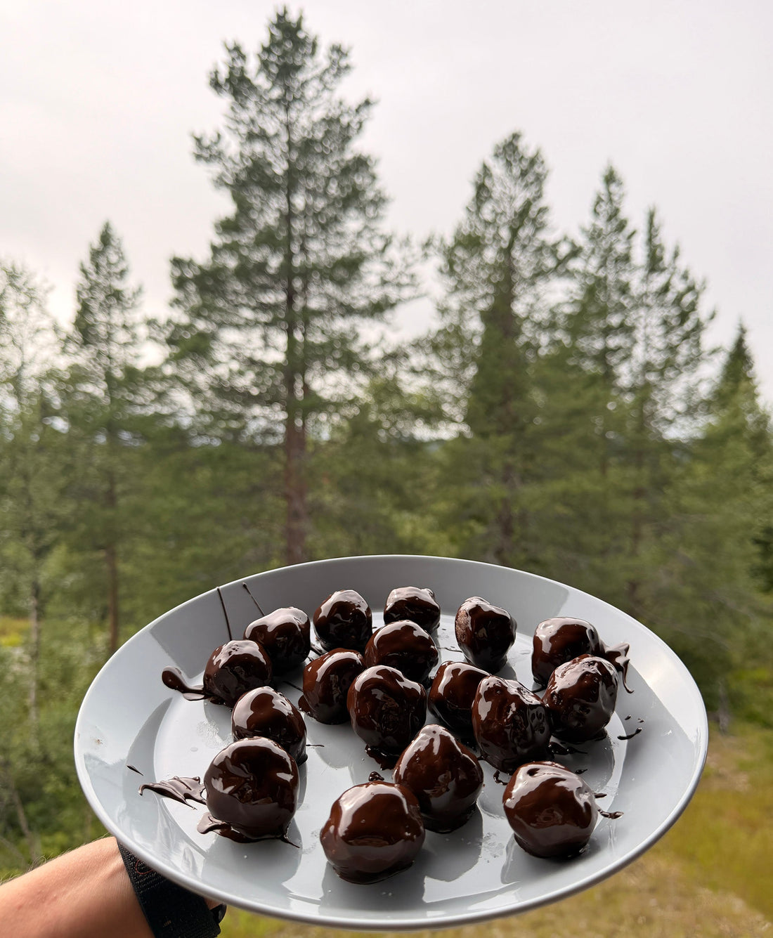 Chokladdoppade proteinbollar med jordnötssmör och flingsalt, gjorda med POW kaseinprotein"