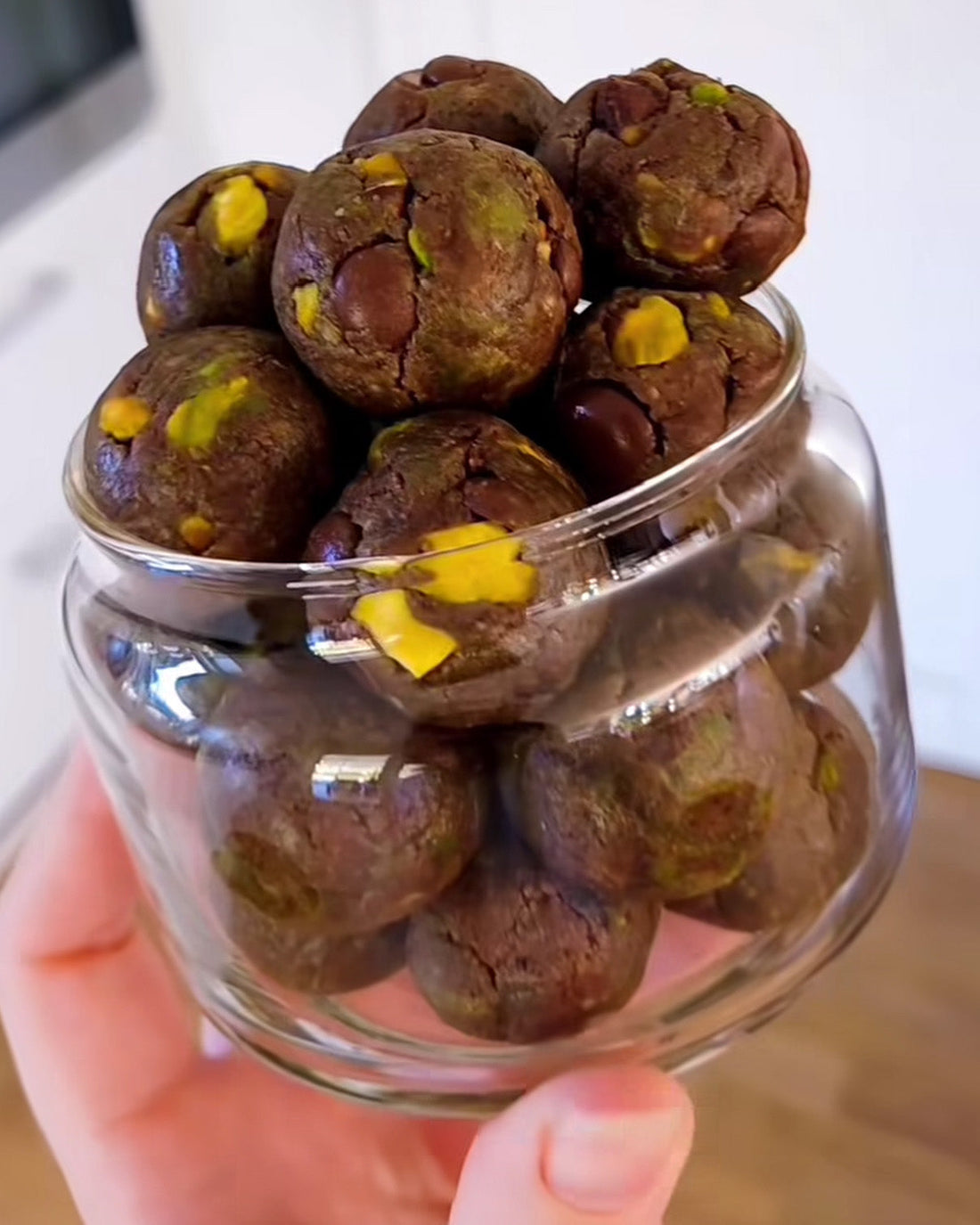 Choklad- och pistageproteinbollar gjorda med POW kaseinprotein
