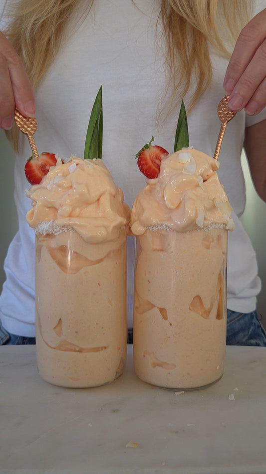 Tjock high protein nicecream i glasburkar gjord med POW Clear Whey Jordgubb & Citron, frysta tropiska frukter och kokosdryck