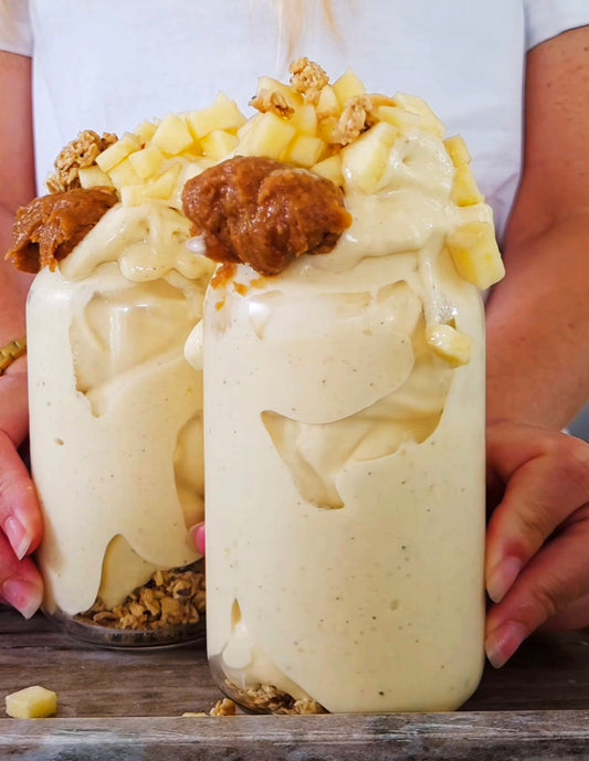 Kryddig äppel nicecream med POW-protein, toppad med granola, jordnötssmör och hackat äpple