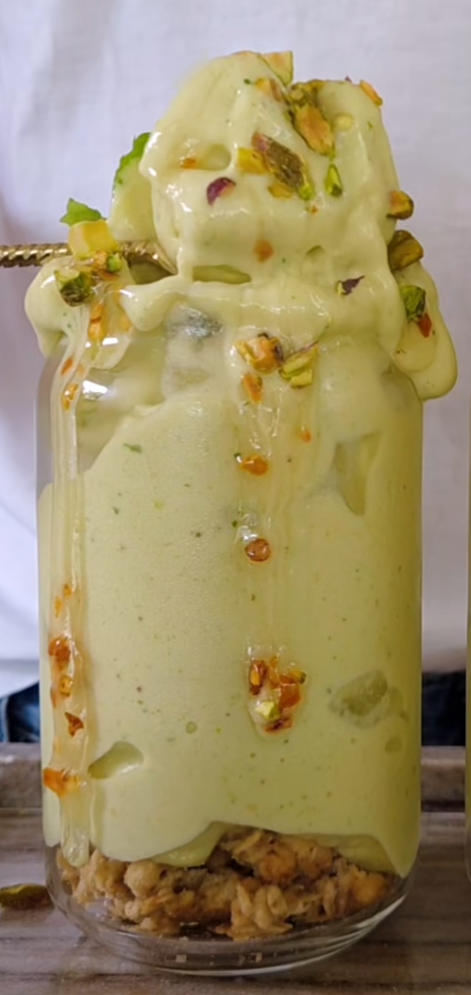 Frukostnicecream med mango, banan och spenat, toppad med granola och hot honey
