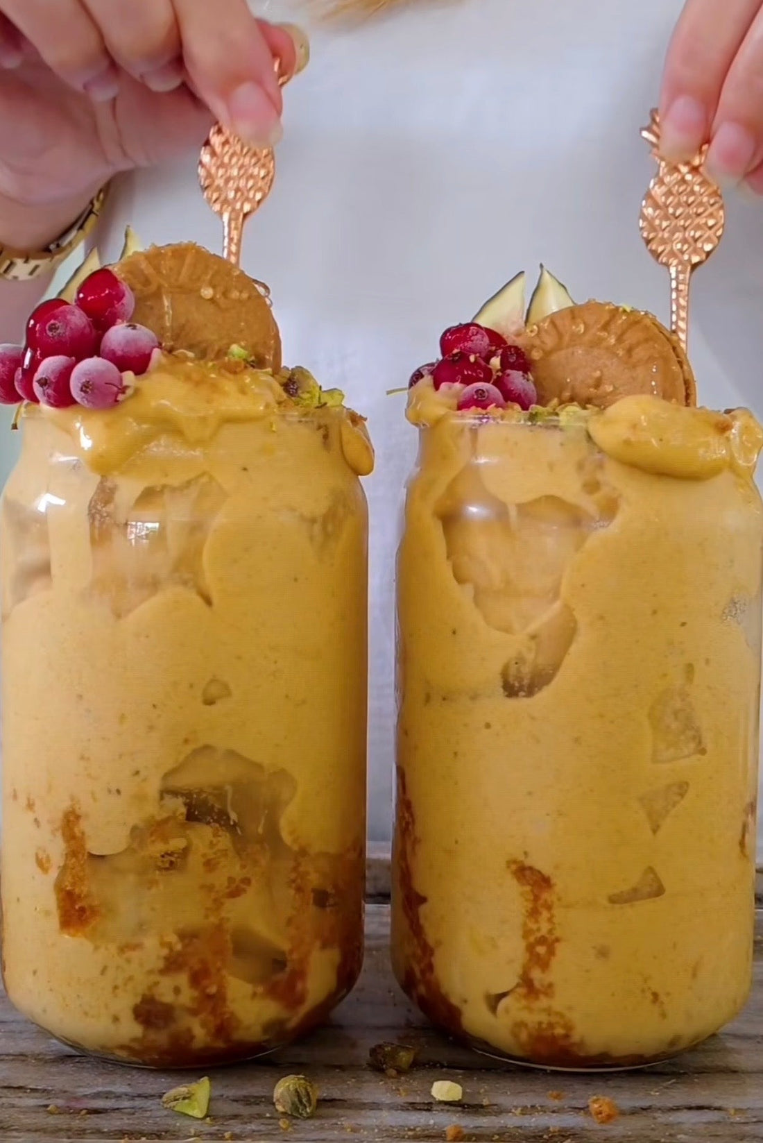 Pumpkin spice-nicecream med banan, mango och pumpapuré, toppad med Biscoff och pistagenötter