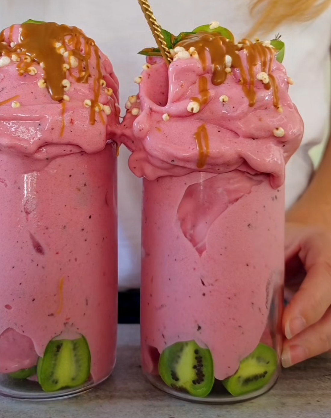Rosa nicecream med hallon och passionsfrukt, toppad med jordnötssmör