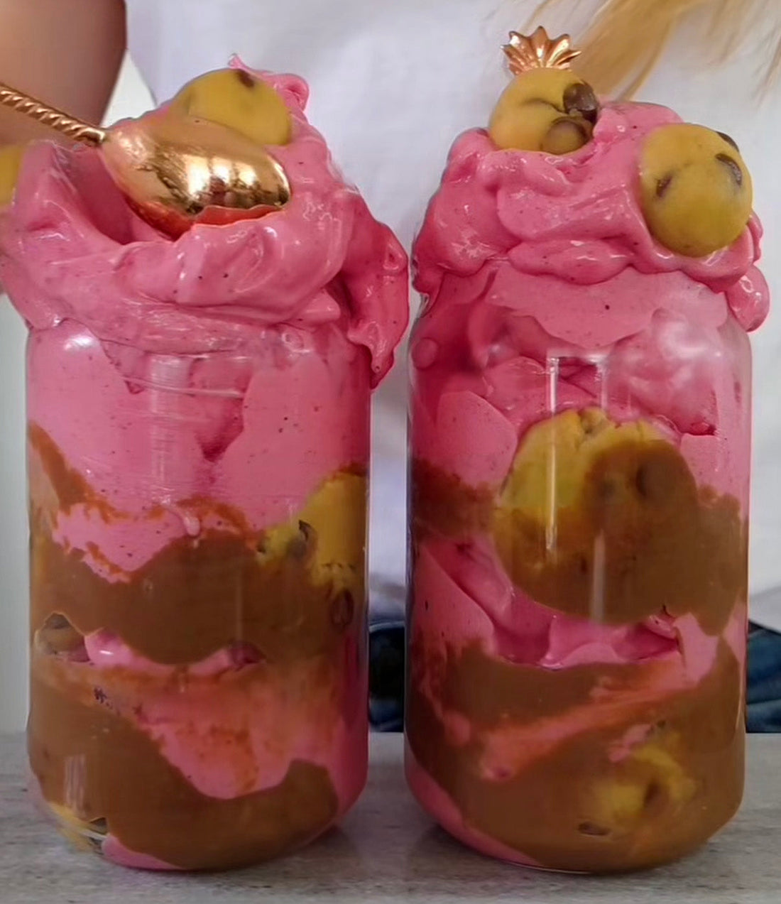 Rosa pitaya-nicecream toppad med kakdegsbollar och smält mjölkchoklad"