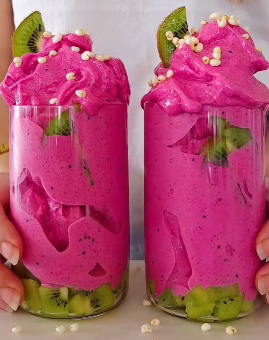 Rosa pitaya-nicecream med banan och mango, serverad med kiwi och puffad majs