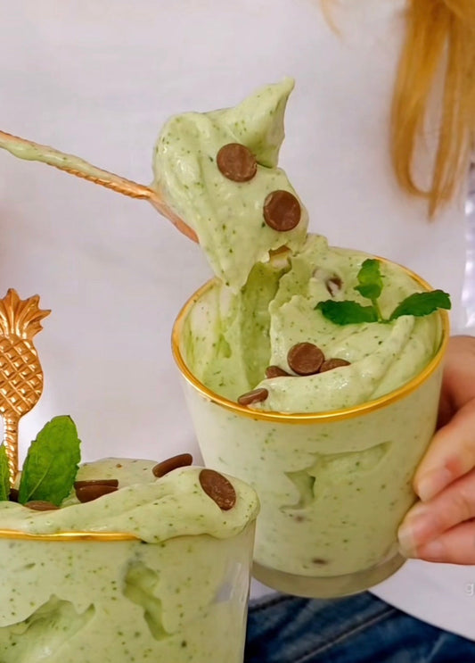  Shamrock Shake Nicecream med POW vaniljkasein, spenat och pepparmint. Grön, mintig och god nog att äta till frukost. Eller direkt ur blendern.