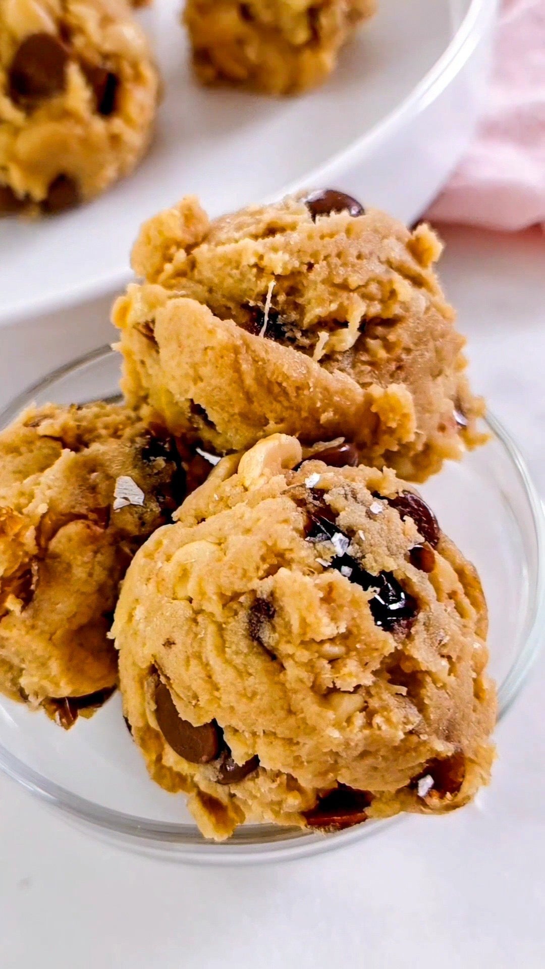 Snickers Cookie Dough med POW vaniljkasein, jordnötssmör, medjool dadlar och choklad. Toppad med flingsal