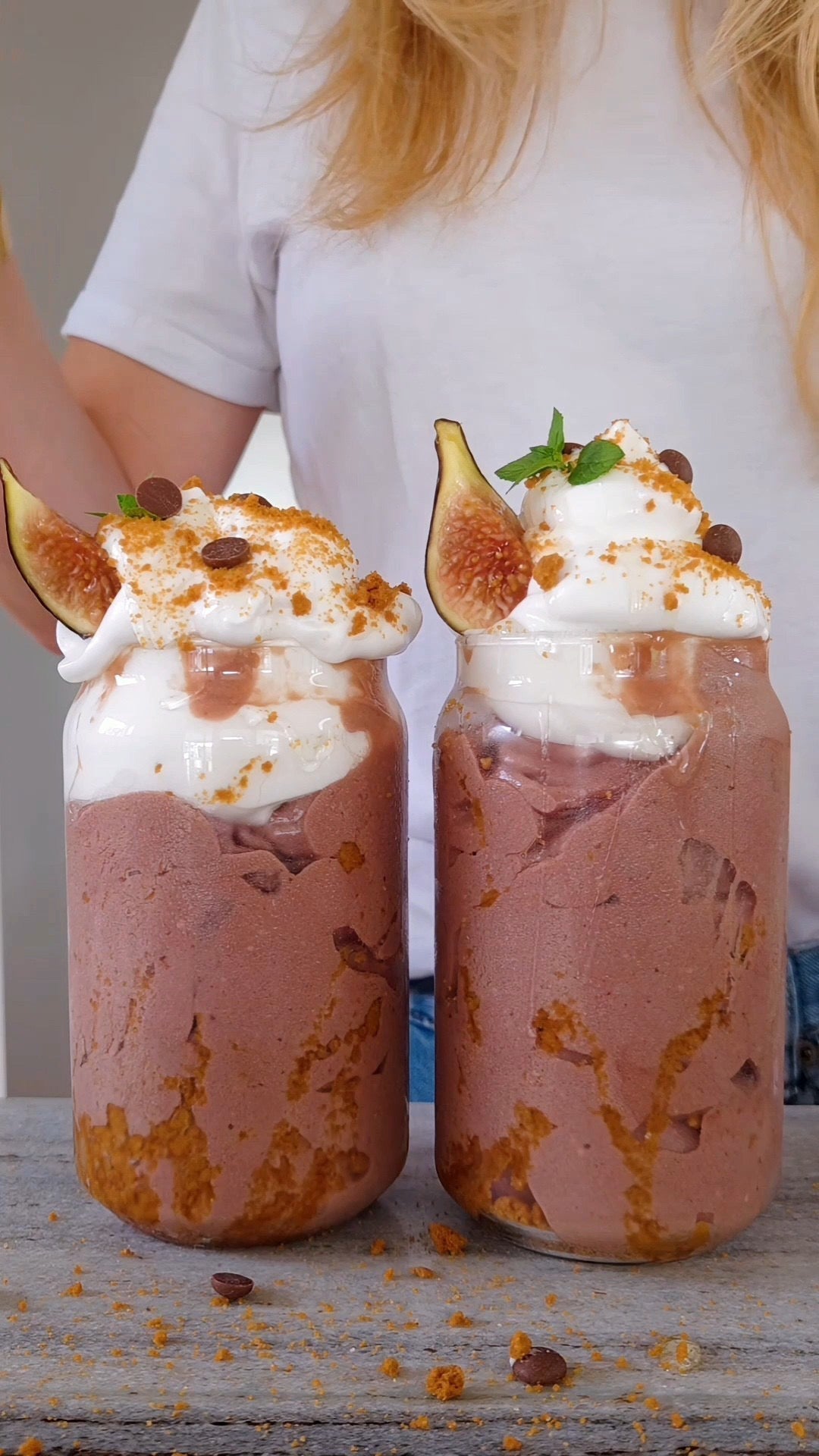 Proteinrik nicecream med sötpotatis och pumpkin spice i glas, toppad med kaseinfluff, Biscoffsmulor, honung och färska fikon – POW protein
