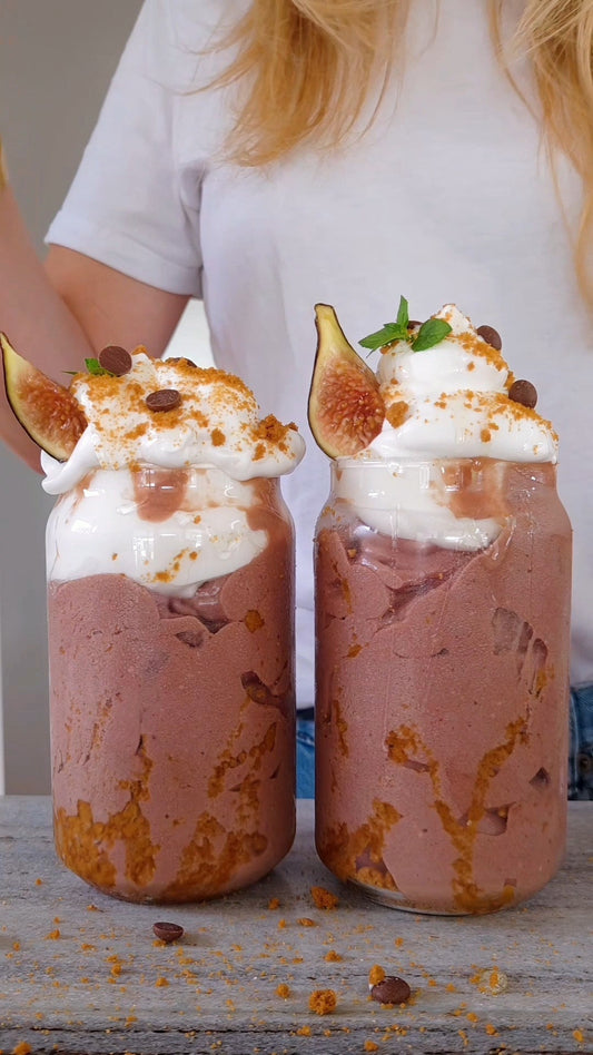 Proteinrik nicecream med sötpotatis och pumpkin spice i glas, toppad med kaseinfluff, Biscoffsmulor, honung och färska fikon – POW protein