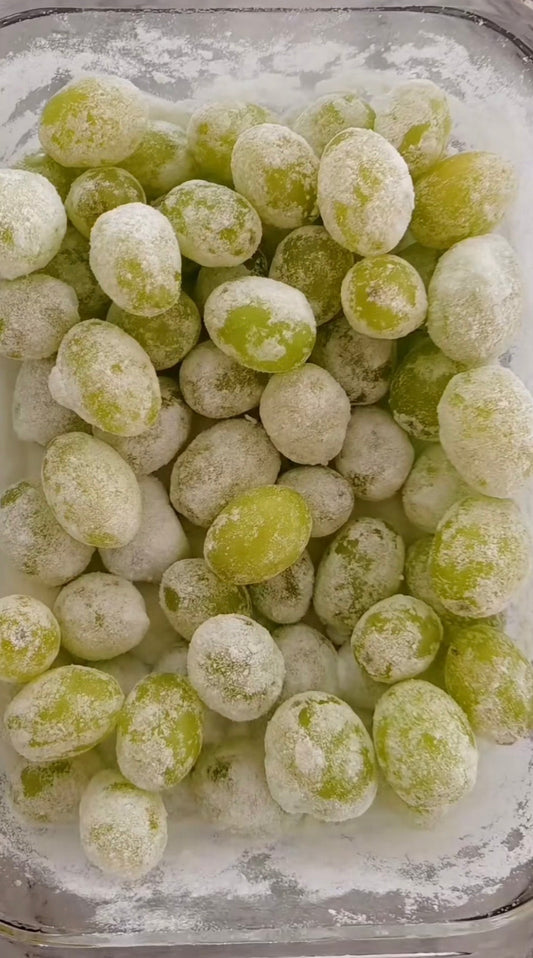 Frysta gröna vindruvor rullade i pulver – sour candy grapes-recept med POW Clear Whey Protein grönt äpple