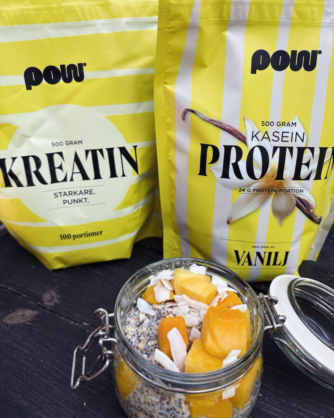 Chiapudding med vaniljkasein, kreatin, fryst mango och rostad kokos i en glasburk