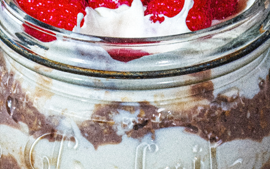 Veganskt proteinpulver choklad från POW i påse mot ljus bakgrund