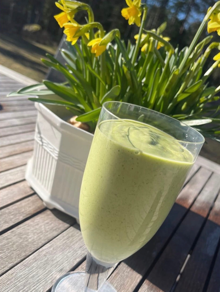 Grön proteinsmoothie med blodapelsin, avokado, spenat, mango och POW Clear protein rosa grapefrukt